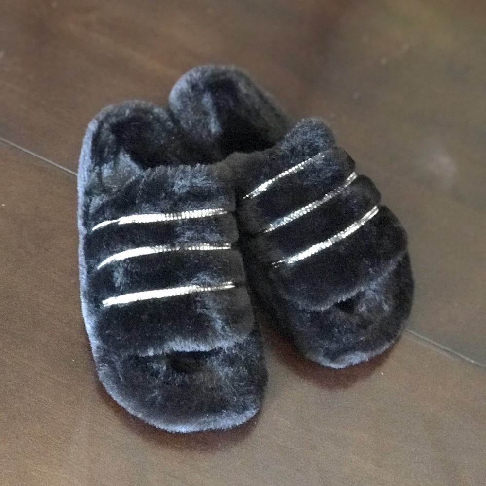 Sizes 10&11🖤Furry Slippers 🖤 - Picture 2 of 5